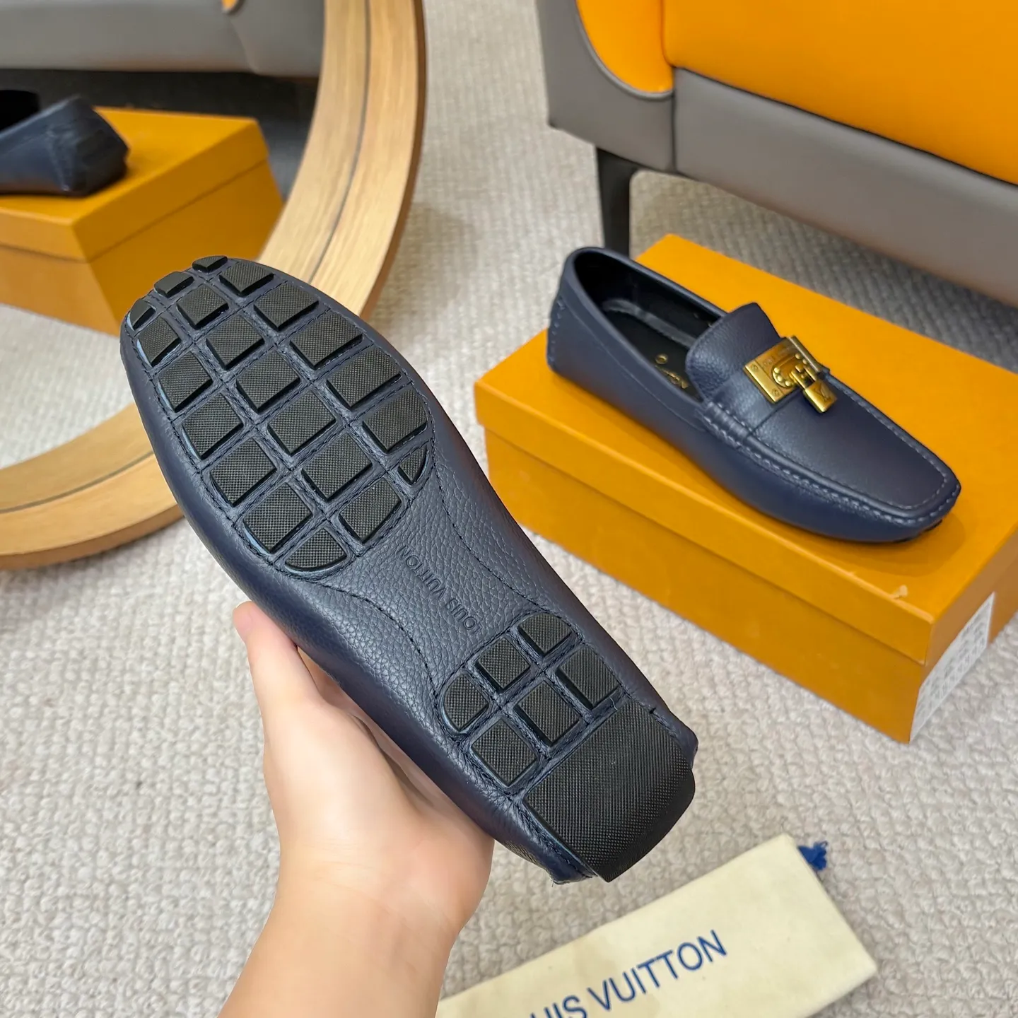 Men's men's shoes 💰420 (Yangli) LV 2⃣️0⃣️2⃣️5️⃣Spring and summer counter GLORIA series models ✈️Original factory special leather production, original last type. A classic driving slip-on casual shoe that shows an elegant style with exquisite craftsmanship details such as Monogram embossing all over the upper🌀Italian imported calfskin fabric Sheepskin foot pads➕Inside～Private mold replica sole Unique style Comfortable driving slip-on Size: 4-12 (38-46) Comes with [Counter packaging: original box, wrapping paper, card, instruction manual, shoehorn, cloth bag] No pressure to enter and leave the counter!
